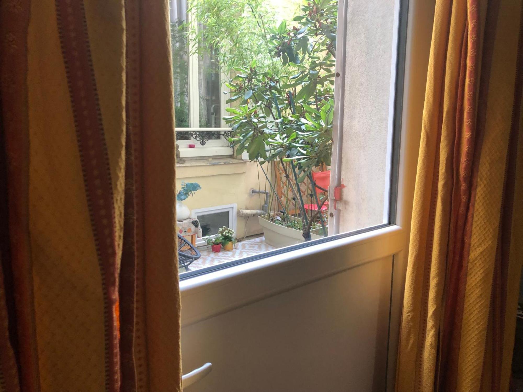 Apartment Familial Pour 2,3,4 Personnes De 44m2- Accessible Handic -rez De Chaussee-vues Sur Rue Et Patio Prive - Sejour, Separee-cuisine,salle De Bain,lit Double Et Canape-lit 2pers-entree De La Rue Berzelius-5 Minutes Du Metro Brochant-lig *