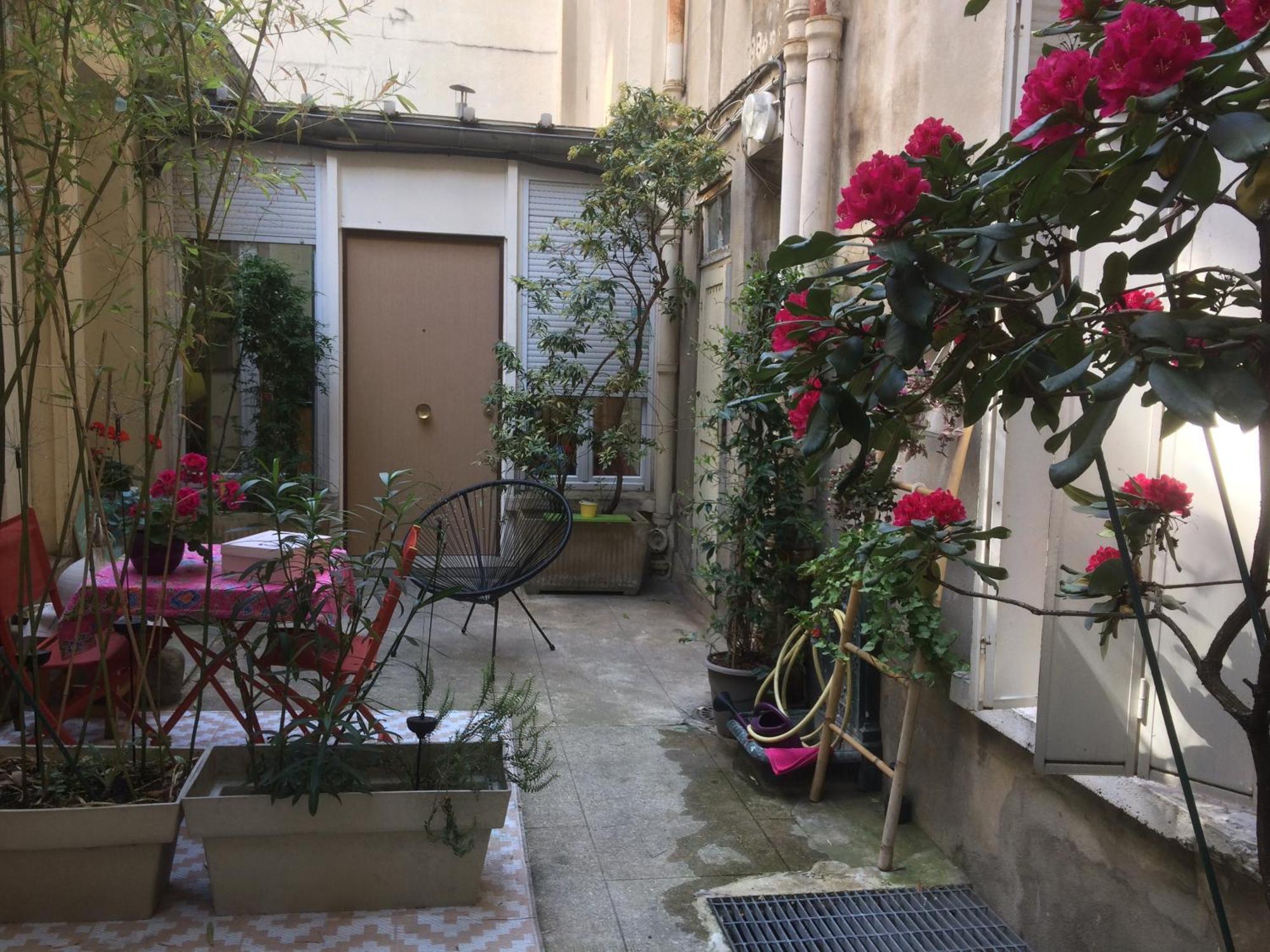 Apartment Familial Pour 2,3,4 Personnes De 44m2- Accessible Handic -rez De Chaussee-vues Sur Rue Et Patio Prive - Sejour, Separee-cuisine,salle De Bain,lit Double Et Canape-lit 2pers-entree De La Rue Berzelius-5 Minutes Du Metro Brochant-lig *