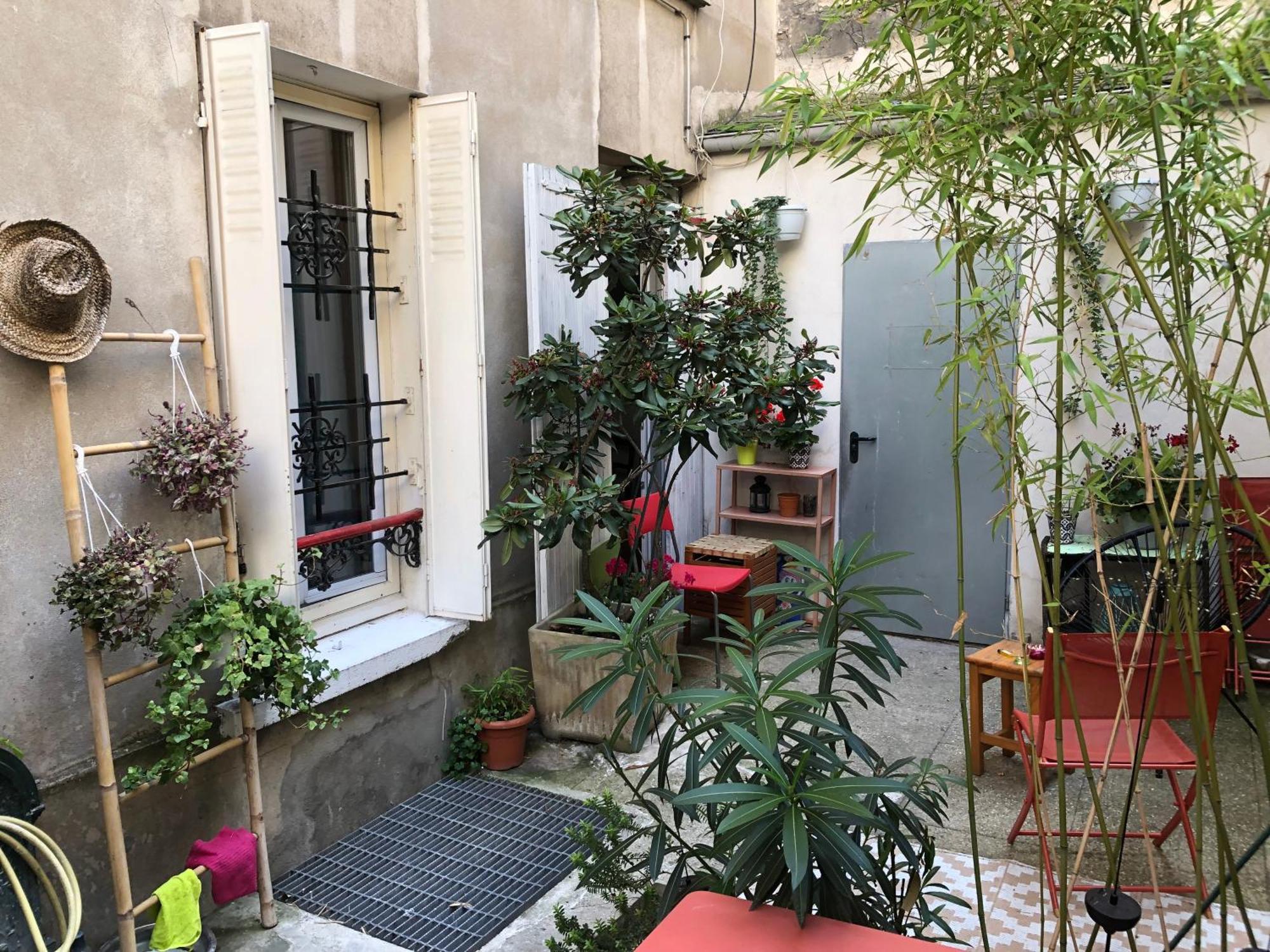 Familial Pour 2,3,4 Personnes De 44m2- Accessible Handic -rez De Chaussee-vues Sur Rue Et Patio Prive - Sejour, Separee-cuisine,salle De Bain,lit Double Et Canape-lit 2pers-entree De La Rue Berzelius-5 Minutes Du Metro Brochant-lig Apartment Paris