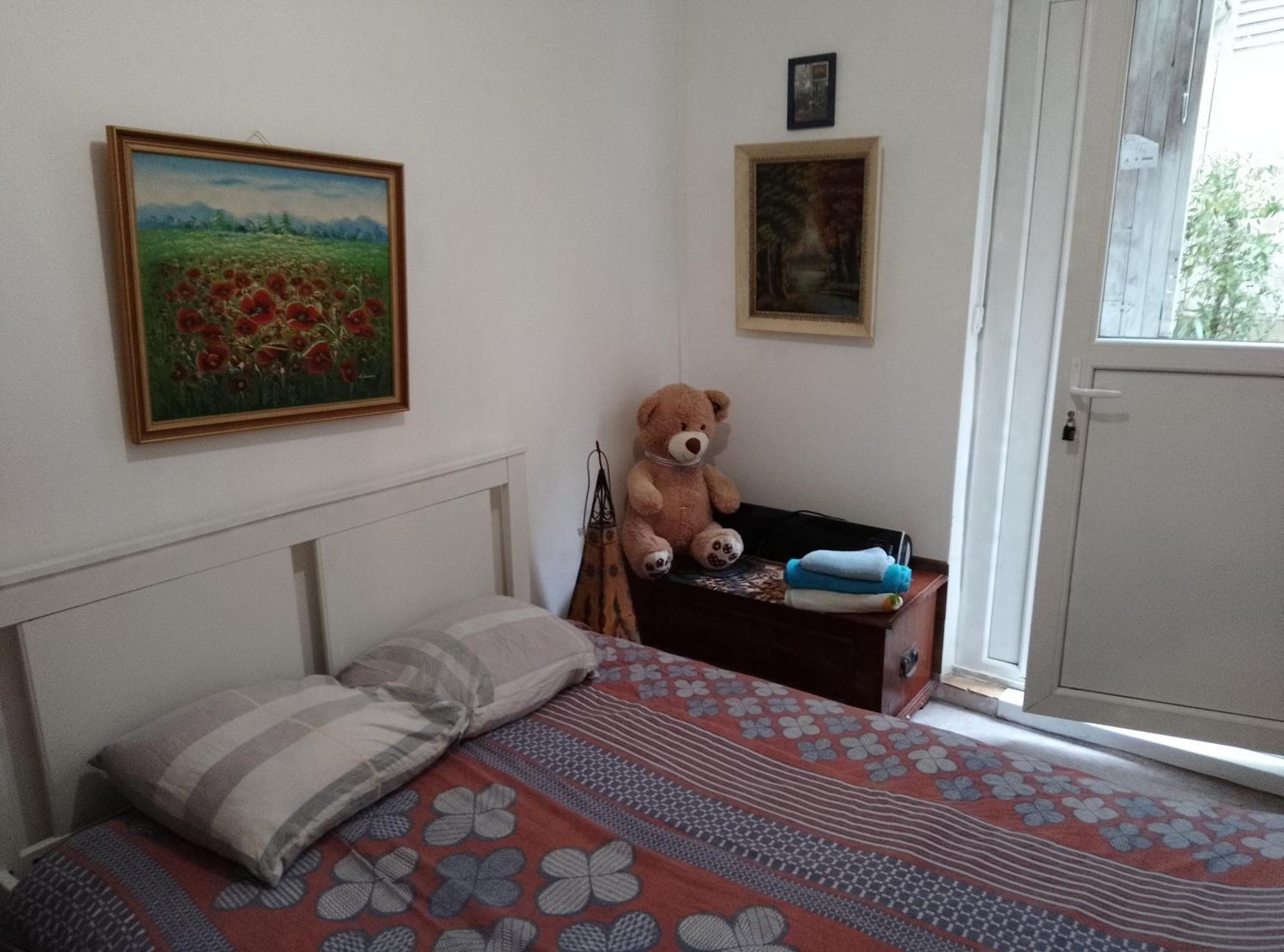 Familial Pour 2,3,4 Personnes De 44m2- Accessible Handic -rez De Chaussee-vues Sur Rue Et Patio Prive - Sejour, Separee-cuisine,salle De Bain,lit Double Et Canape-lit 2pers-entree De La Rue Berzelius-5 Minutes Du Metro Brochant-lig Paris