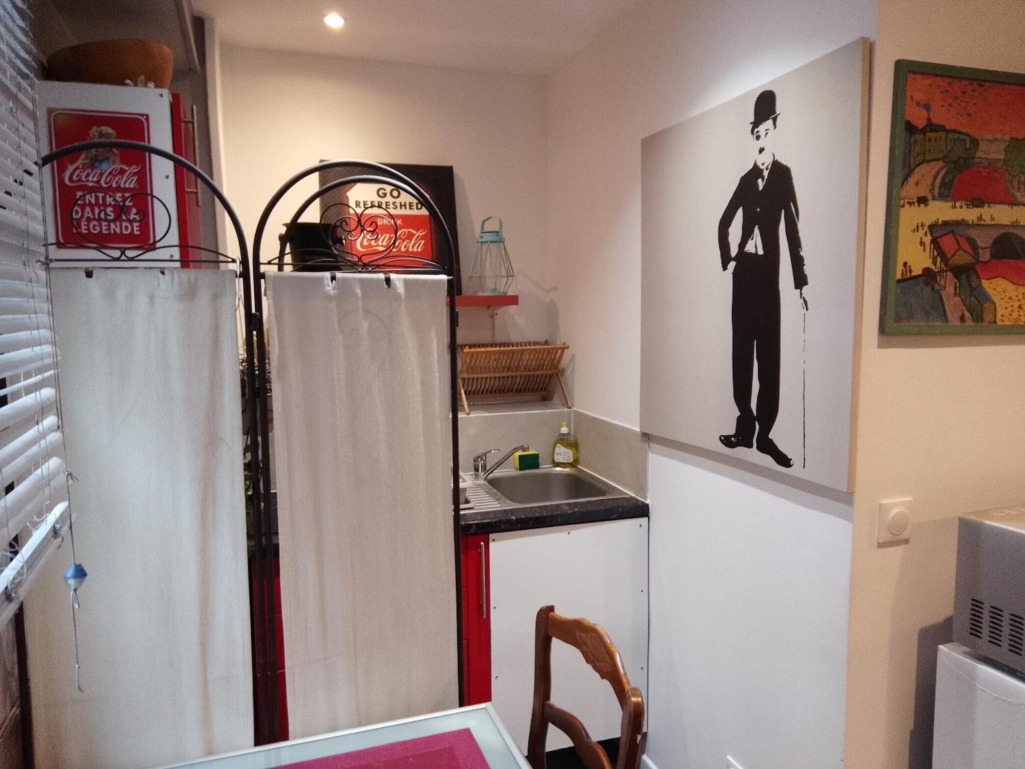 Apartment Familial Pour 2,3,4 Personnes De 44m2- Accessible Handic -rez De Chaussee-vues Sur Rue Et Patio Prive - Sejour, Separee-cuisine,salle De Bain,lit Double Et Canape-lit 2pers-entree De La Rue Berzelius-5 Minutes Du Metro Brochant-lig Paris