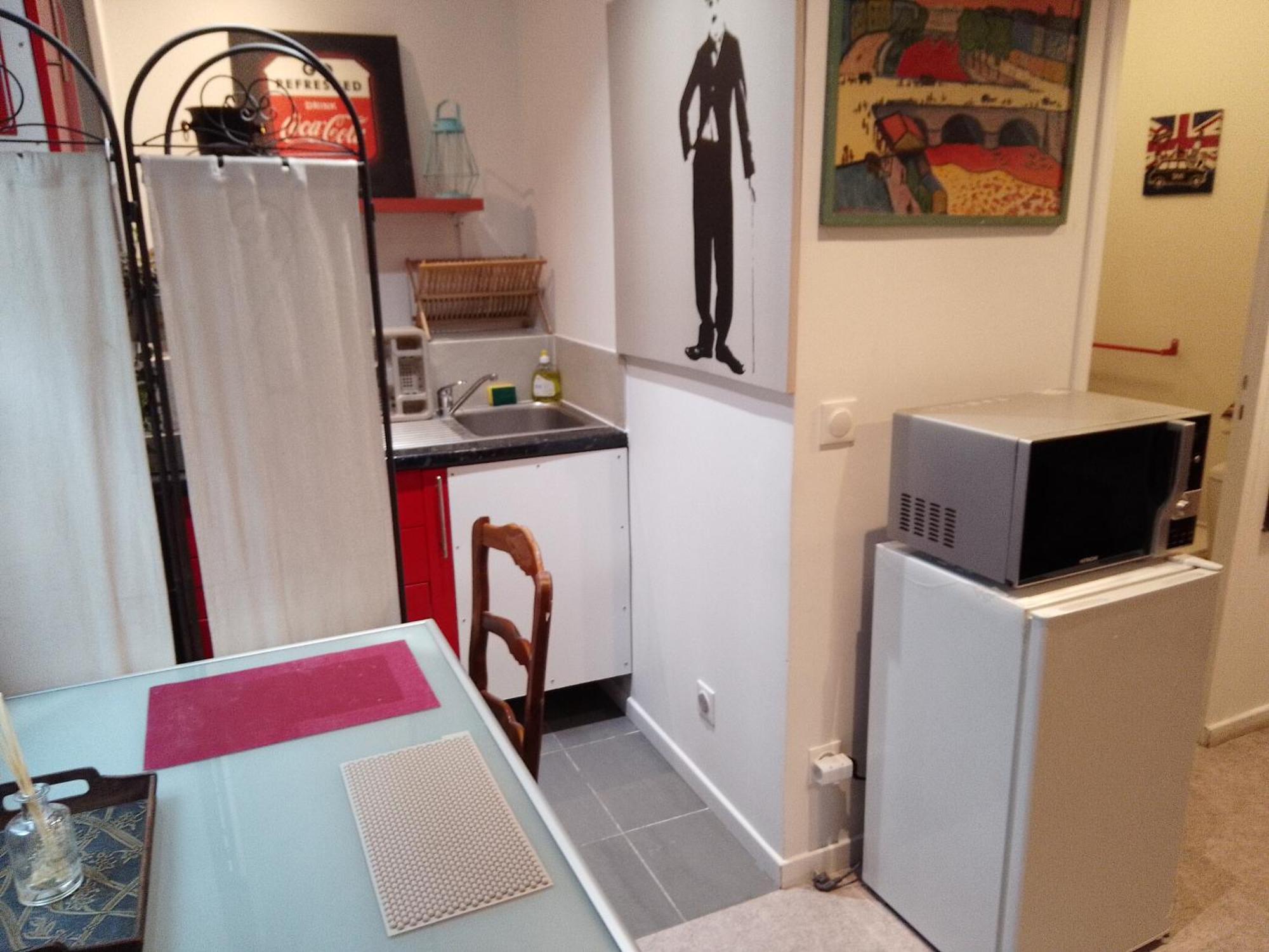 Familial Pour 2,3,4 Personnes De 44m2- Accessible Handic -rez De Chaussee-vues Sur Rue Et Patio Prive - Sejour, Separee-cuisine,salle De Bain,lit Double Et Canape-lit 2pers-entree De La Rue Berzelius-5 Minutes Du Metro Brochant-lig Apartment